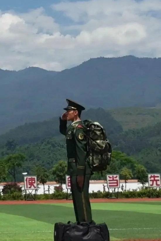 杨洋燕破岳 群山为背景，军装作信仰。庄重一礼，是属于燕破岳的担当，亦是初心。