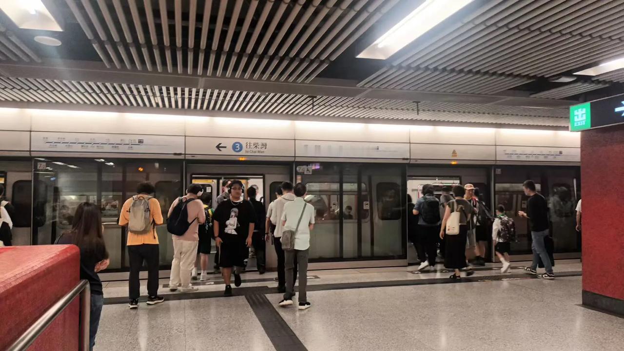 先下后上，自觉形成的香港地铁乘车秩序。