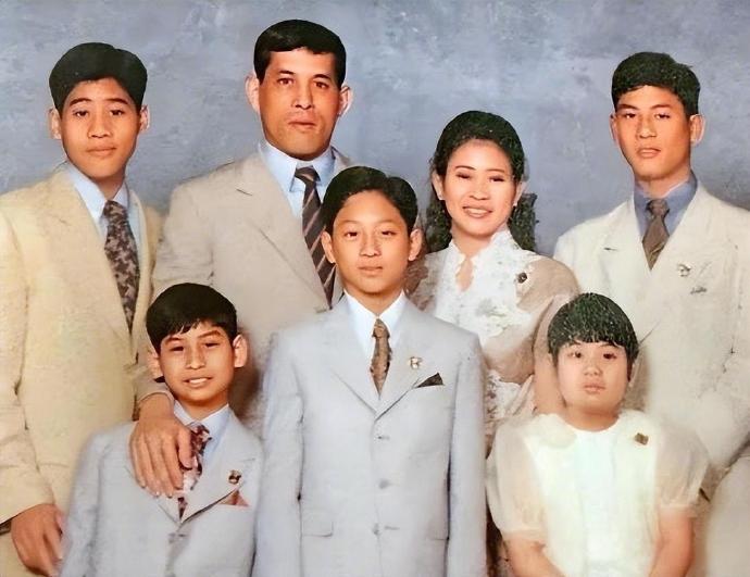 苏提达王后地位不保！近日泰国王次子低调回国，Aon王子获得了双学位和博士学位，是