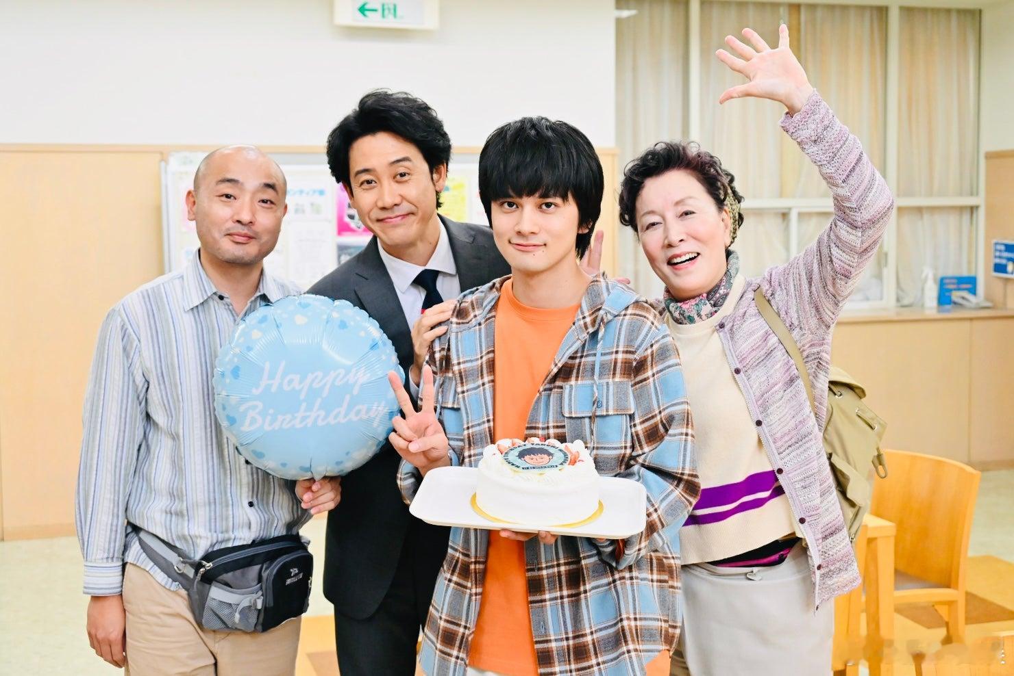 大泉洋主演的朝日台火9剧《一点点超能力》拍摄日11月3日是北村匠海的生日，剧组在