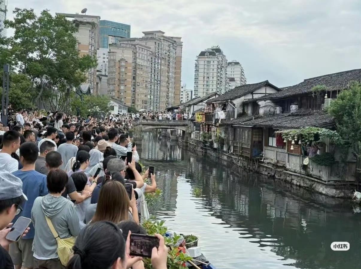 葫芦娃爷爷 流量时代的恐怖故事无脑跟风、安全隐患、络绎不绝的打卡人群、日渐疲惫的