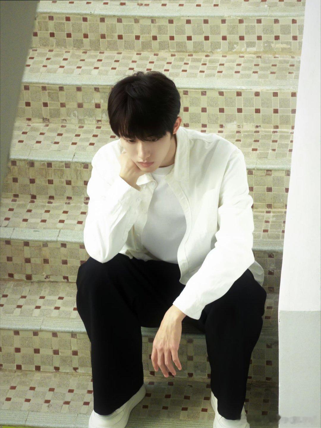 董思成陈砚周纯白衬衫新图，楼梯间偶遇的学长🥰🥰 