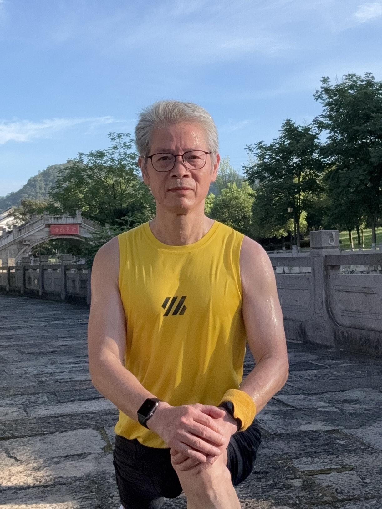 习惯独自奔赴运动场、在独处流汗中收获内心舒展的人，大多是内心强大的少数人。
只有