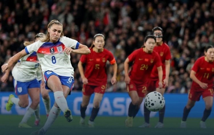 友谊赛，中国女足0-8惨败英格兰女足，全场2脚射正，追平队史最大比分输球纪录，2