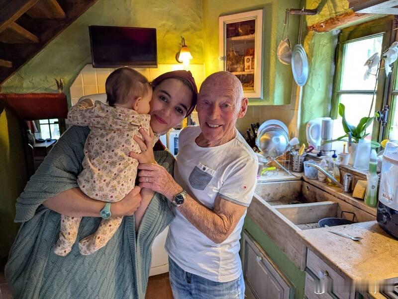 91岁法国老人迎来第7个孩子：娶39岁妻子称“只要有爱就不是问题”海外新鲜事ai