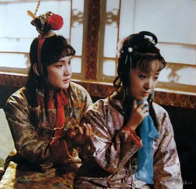 《红楼梦》里的婚姻观念
       《红楼梦》中的婚姻观念遵循“父母作主，媒妁