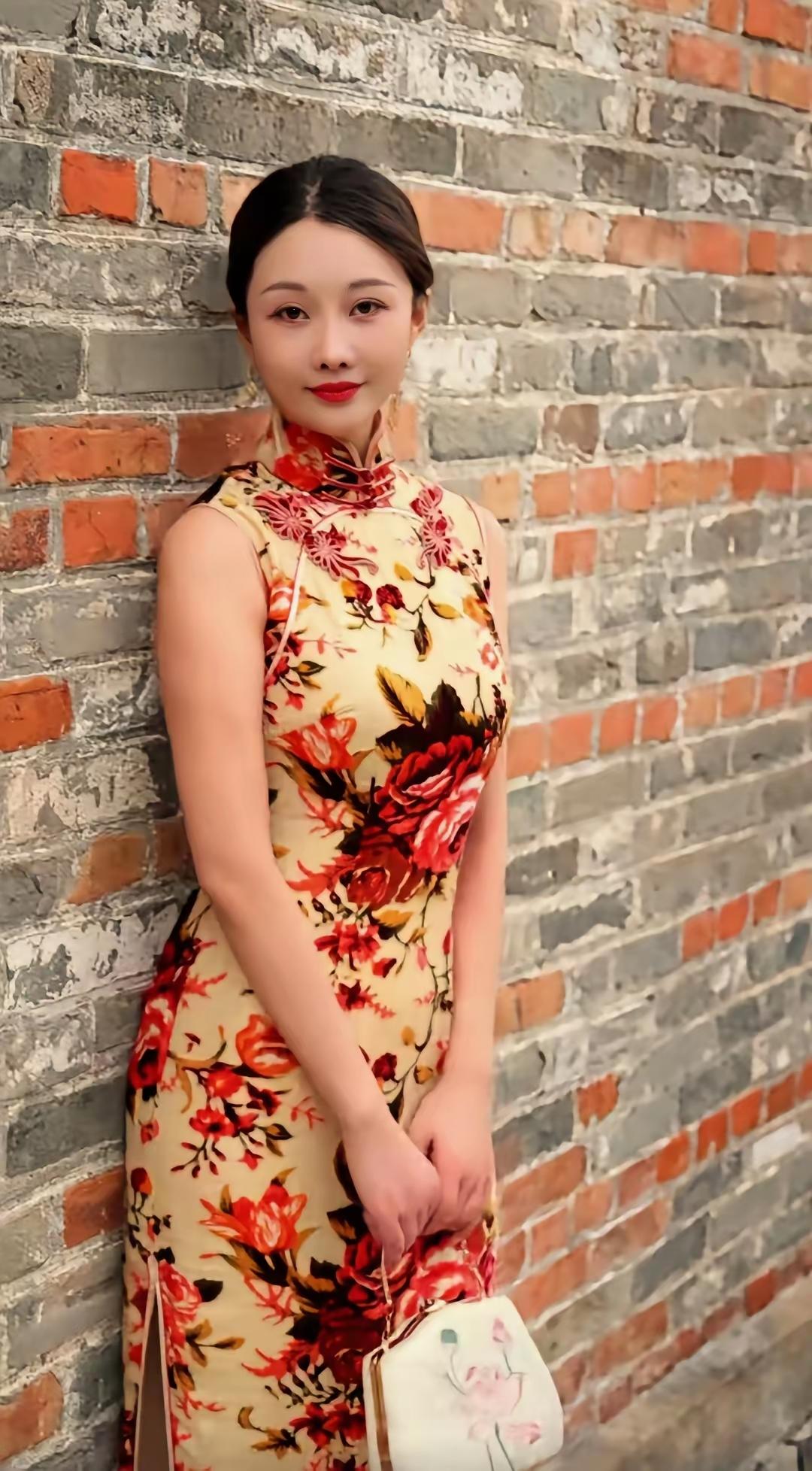 旗袍映墙
复古旗袍映砖墙，
暖融雅韵意悠长。
红墙不语藏幽梦，
衣袂轻飘岁月香。