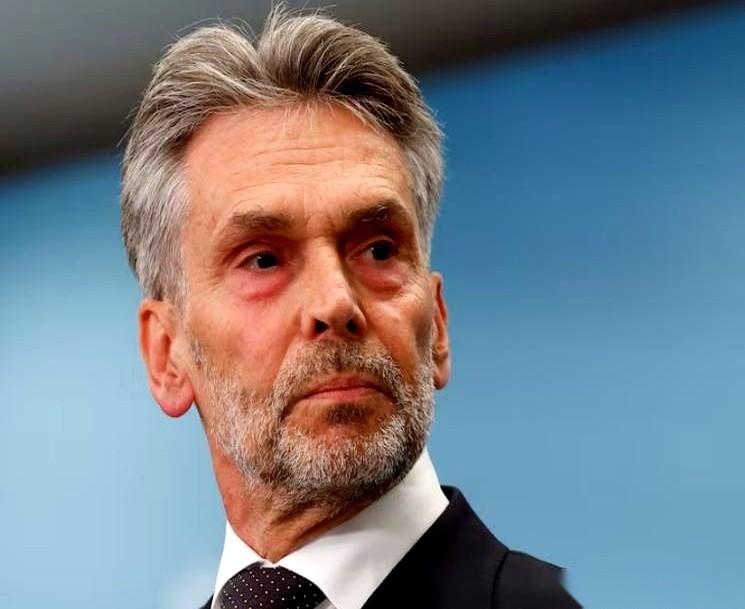 这事儿越想越有意思。
荷兰人翻箱底，找出来一部1952年的老古董法律，然后，大白