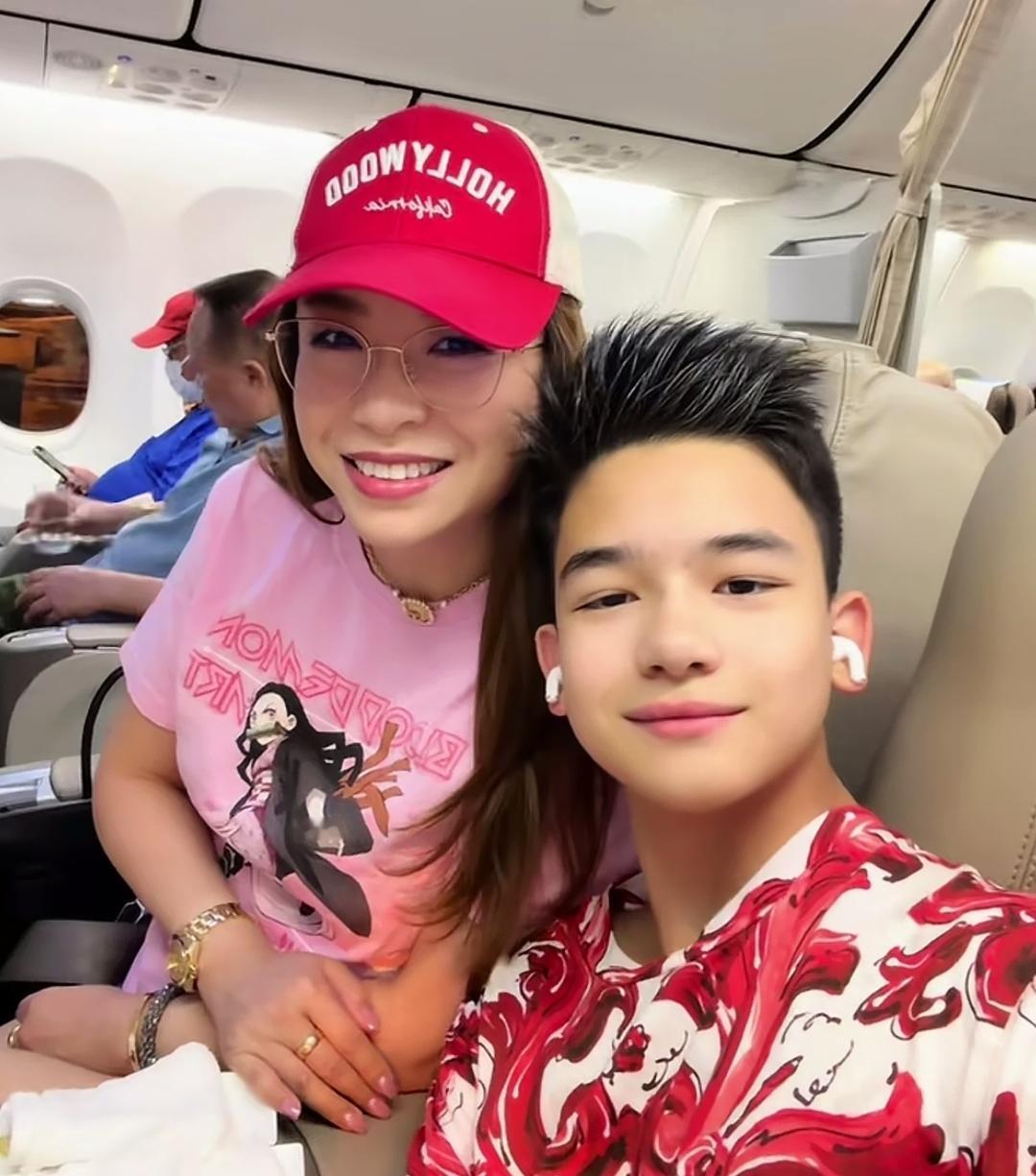 暑假期间，阿迪前妻王妍带着儿子骏骏去欧洲玩了一圈，现已回到上海了。

对骏骏来说