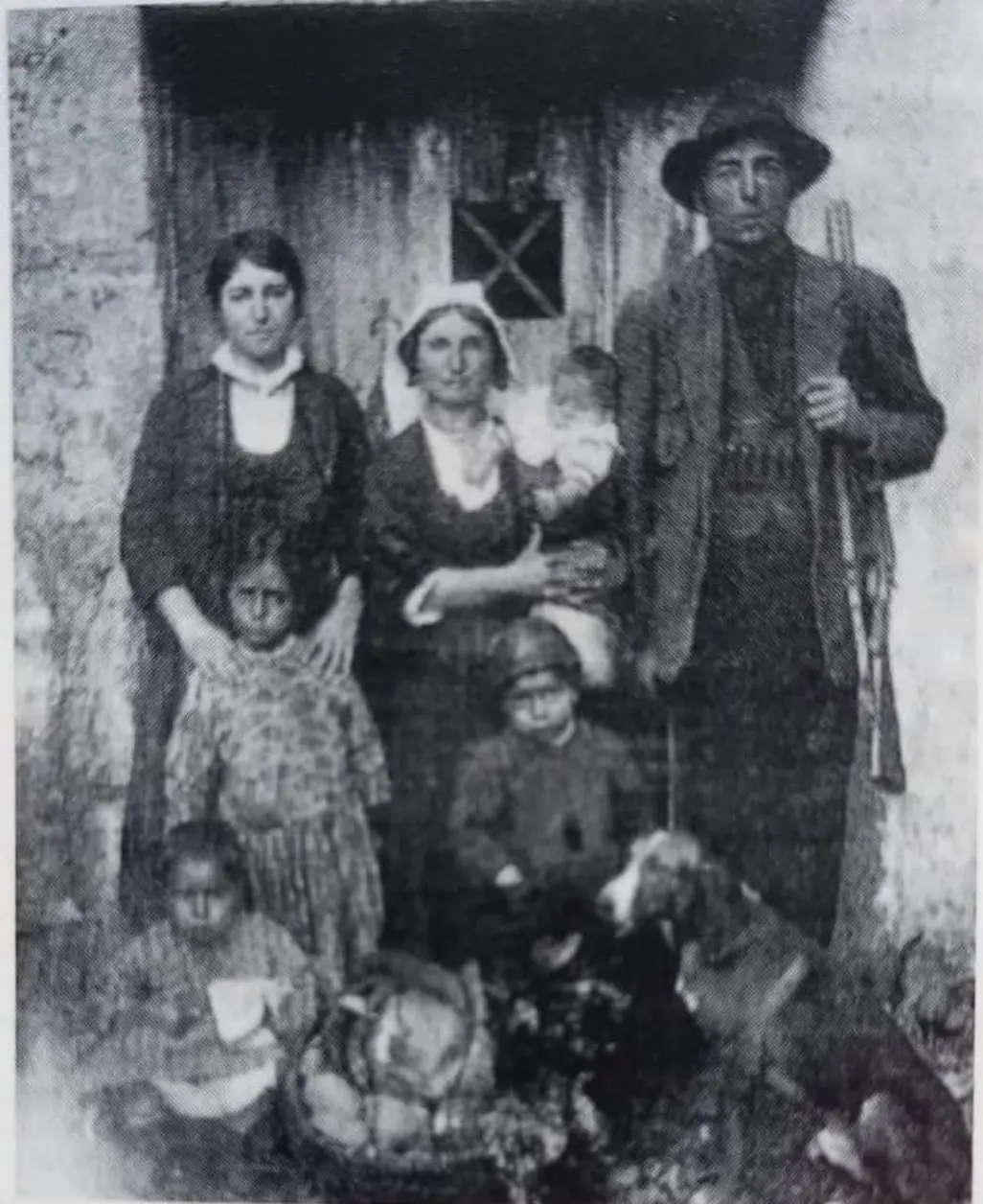 1929年波萨维兹猎犬和主人一家照片。波萨维兹猎犬