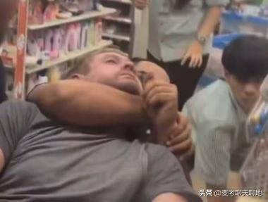 近日，一个英国游客在泰国7‑11便利店与店员发生口角，也不服赶来的警察的劝阻，居