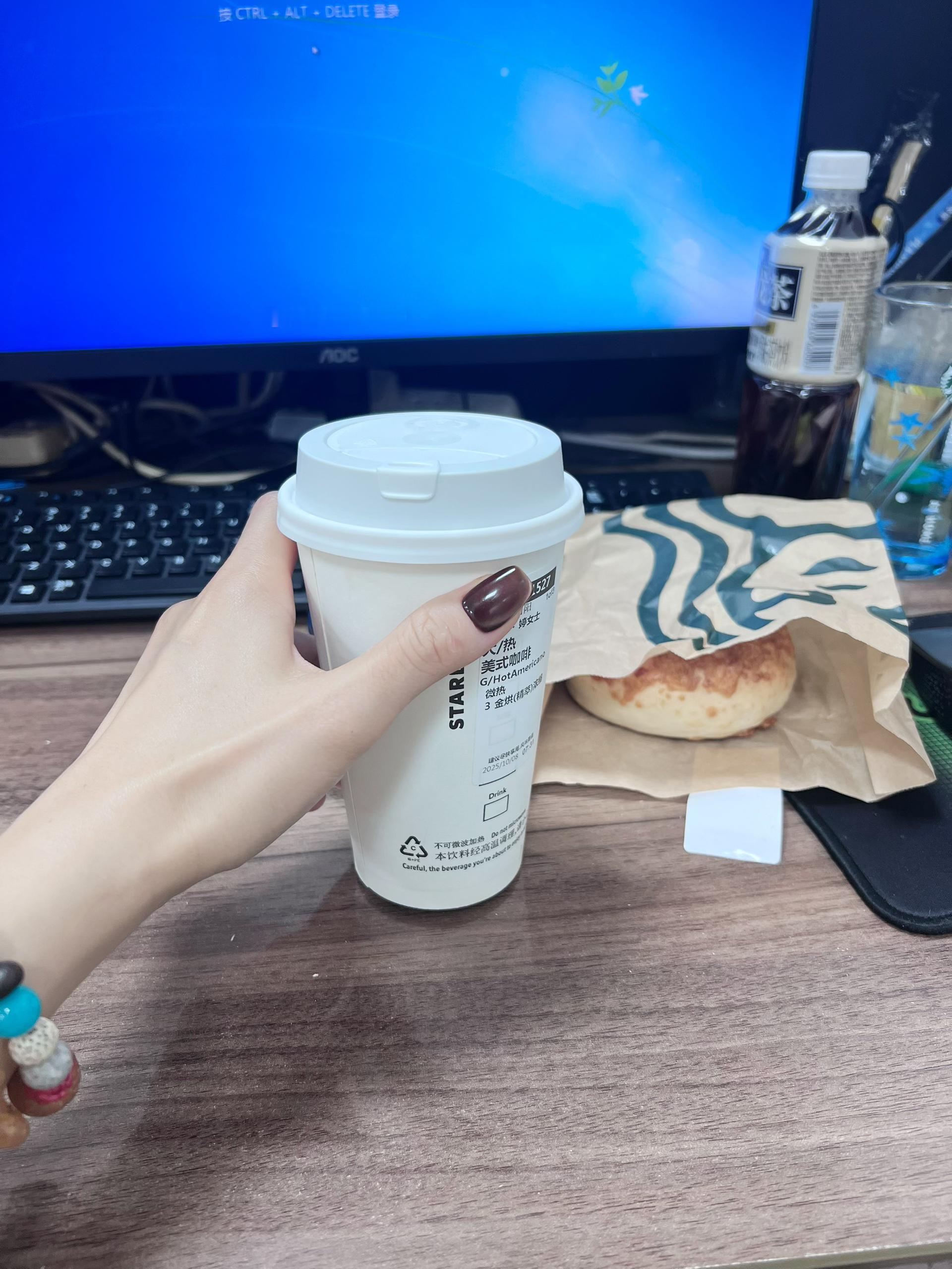 五一返工后的状态大概是：脑子：我想睡觉 💤手：在敲键盘我的幽默灵感片场