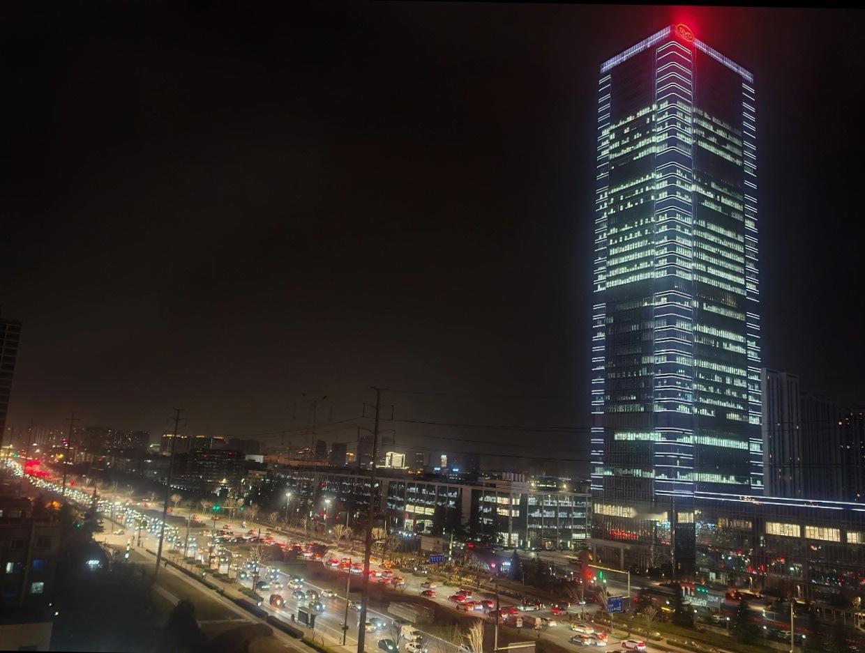 比亚迪西安研发中心是那一片的最高楼，很气派，晚上也是灯火通明的