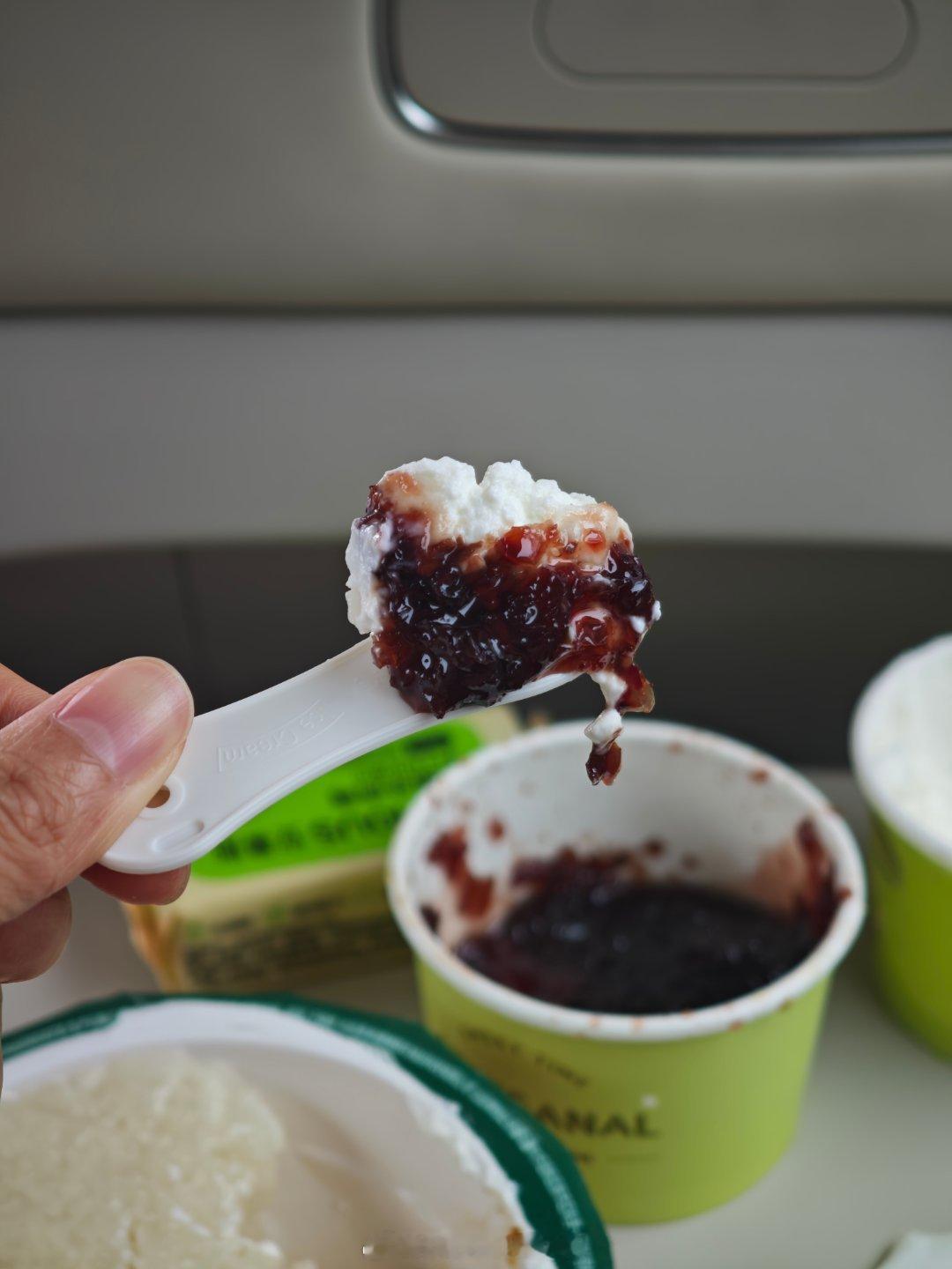 初三一定记得睡懒觉初三没空睡懒觉，一大早就出门啦~早餐在小桌板上解决~~新疆朋友