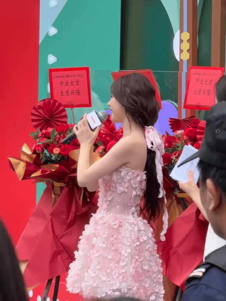 这跟和徐梦洁谈了有啥区别 总结：没区别！被徐梦洁在这么近的距离用笑容“狙击”，那