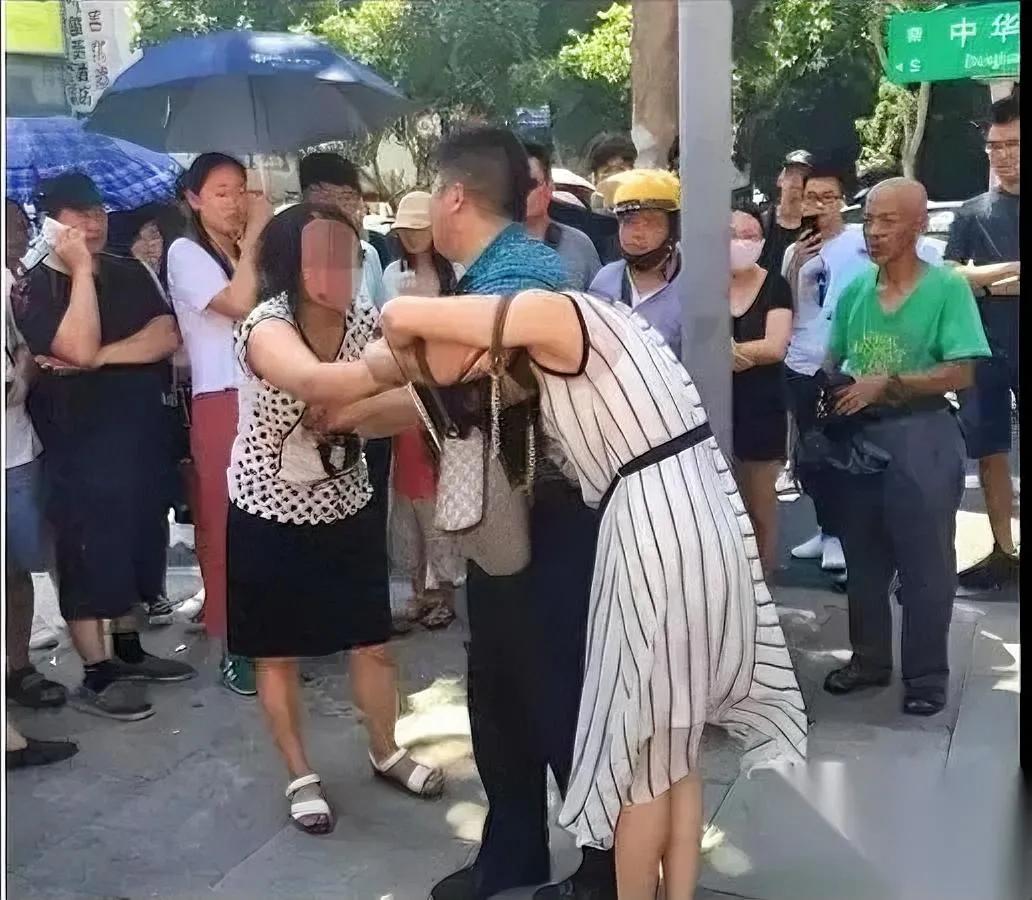 “老公，求你娶我”

一句话，让结婚十年的她攥紧了菜刀

深圳建材圈最近炸开了：