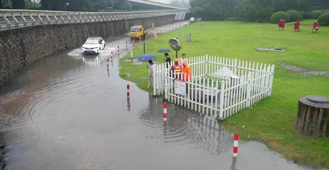 浙江多部门极速排涝守护市民出行路暴雨来袭浙江交通人20分钟火速抢险 为浙江长兴交