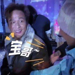 李维嘉染金发被宋小宝谢娜认成路人！这乌龙笑不活了
 
最近内娱后台出了个大笑话，