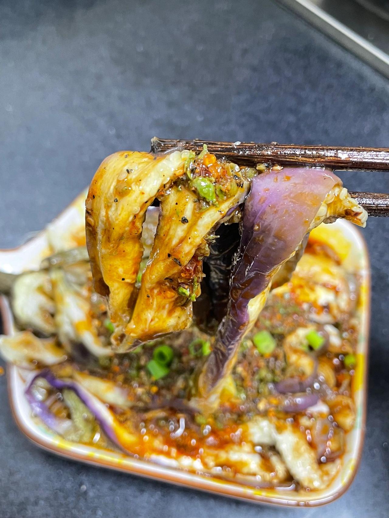 我妈做了大半辈子的配方，真的巨巨巨好吃
夏季怎么少得了鲜椒茄子。鲜花椒的香配上茄