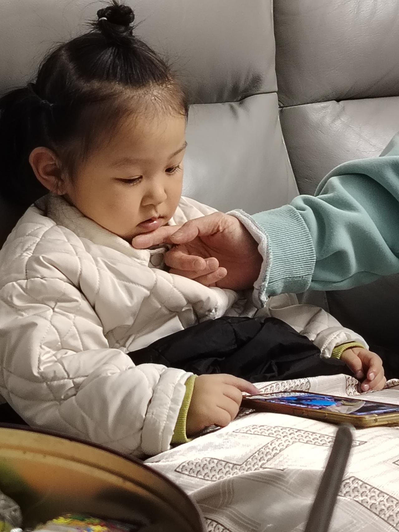 家里最可爱的那个小孩又来了，憨憨的咋就那么好玩呢？