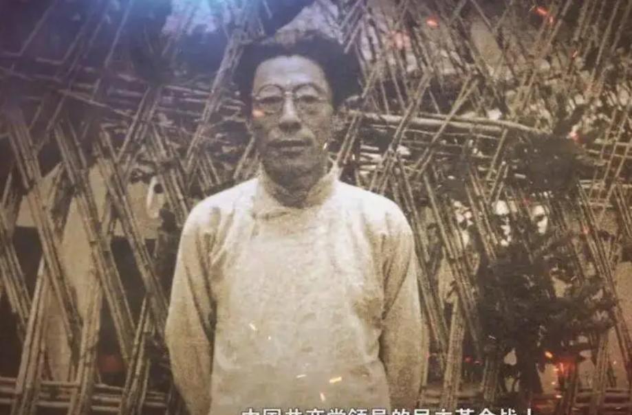 1946年闻一多遇害，毛泽东亲发唁电表达哀思，邓颖超特意送上100万元慰问款
1