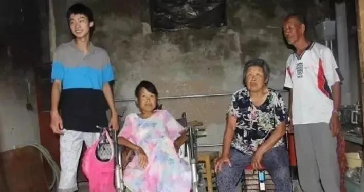 庞众望，如今真是民众向他望去了。这个又高又帅优秀无比的大男孩，是教育的榜样。