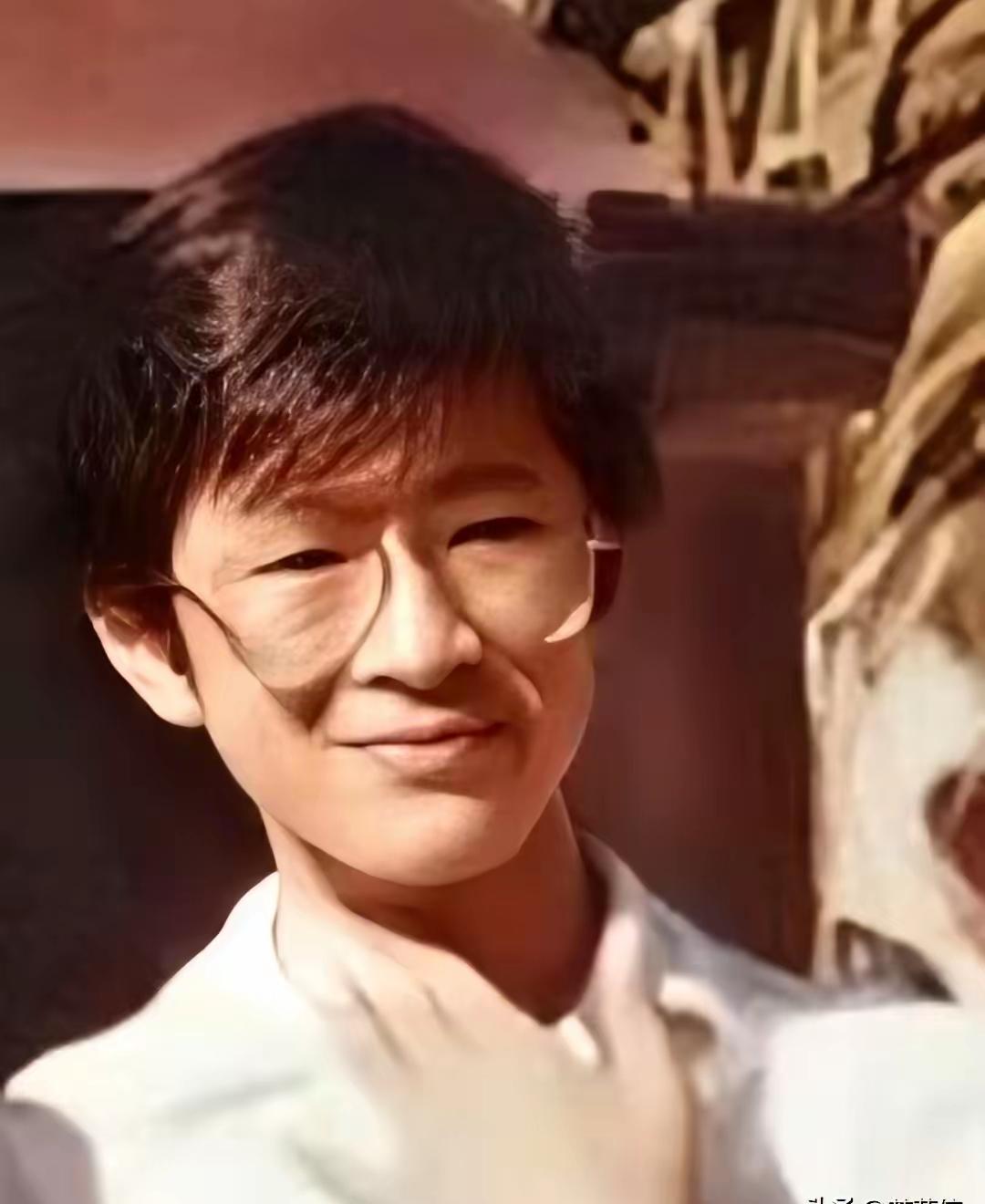 谁能猜出照片中的人是谁？那他绝对称得上是火眼金睛了。估计连他自己都不敢相信会是他