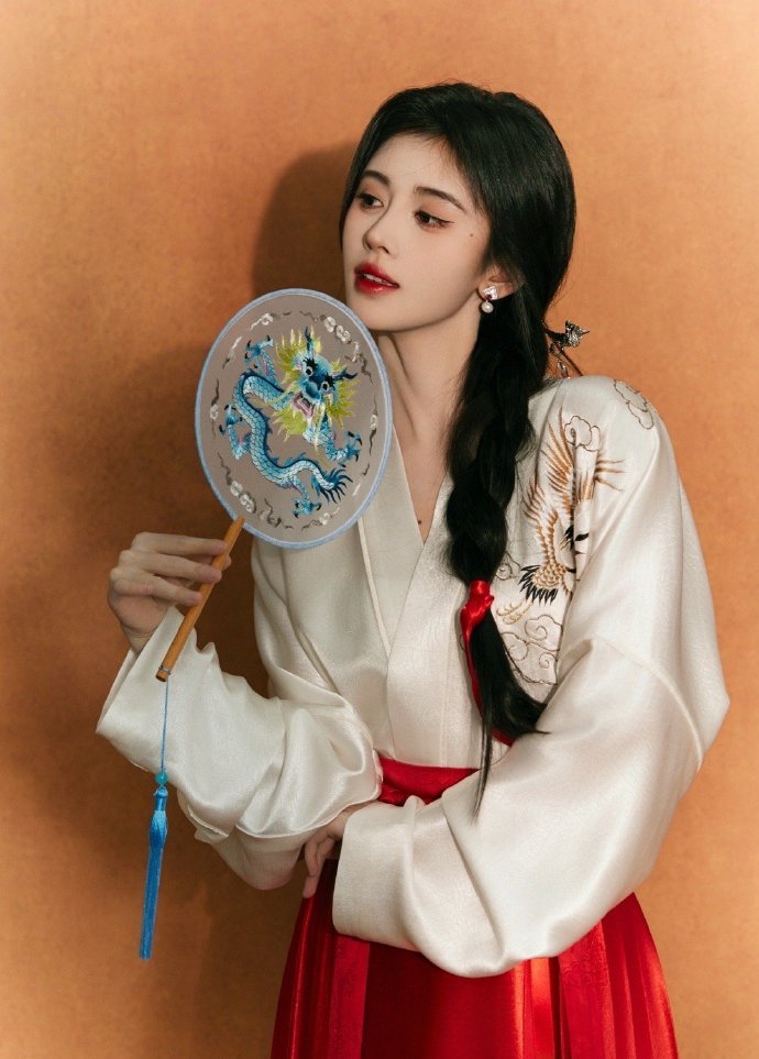 鞠婧祎#东方卫视春晚#造型，东方美人~#鞠婧祎 画中仙# #时尚日报# ​​​