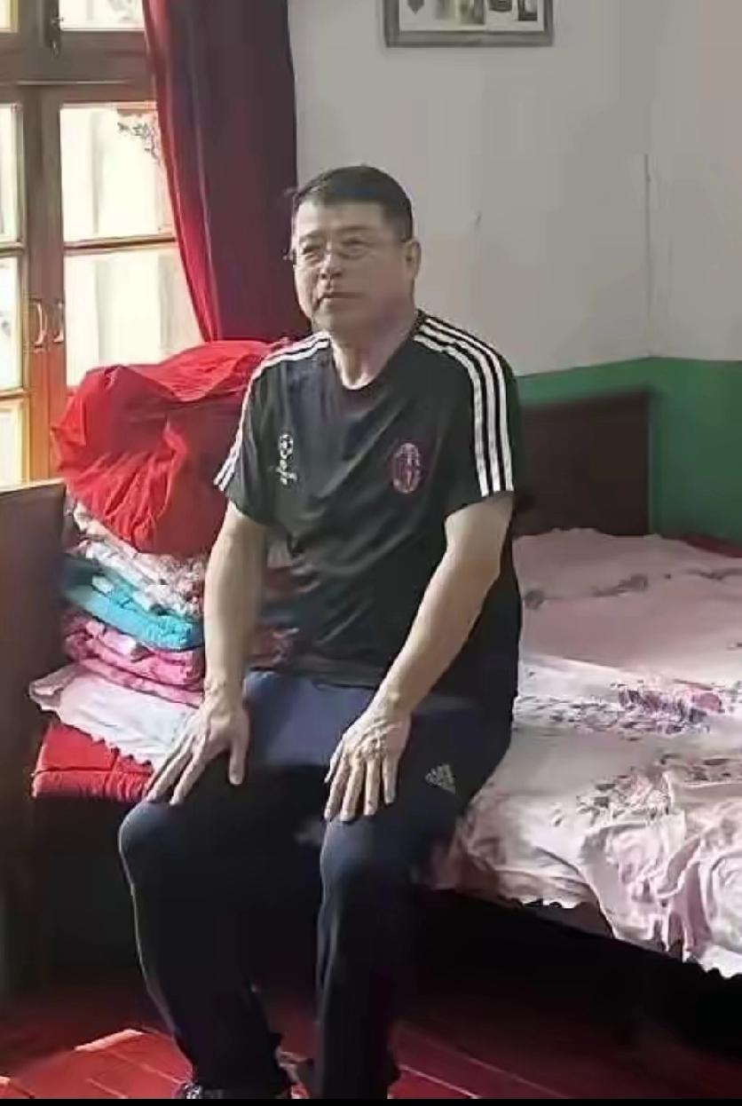 唉，主持只不过就是个工作，谁还不是个普通人呀？铺着老式床单，住着极为简陋的居室