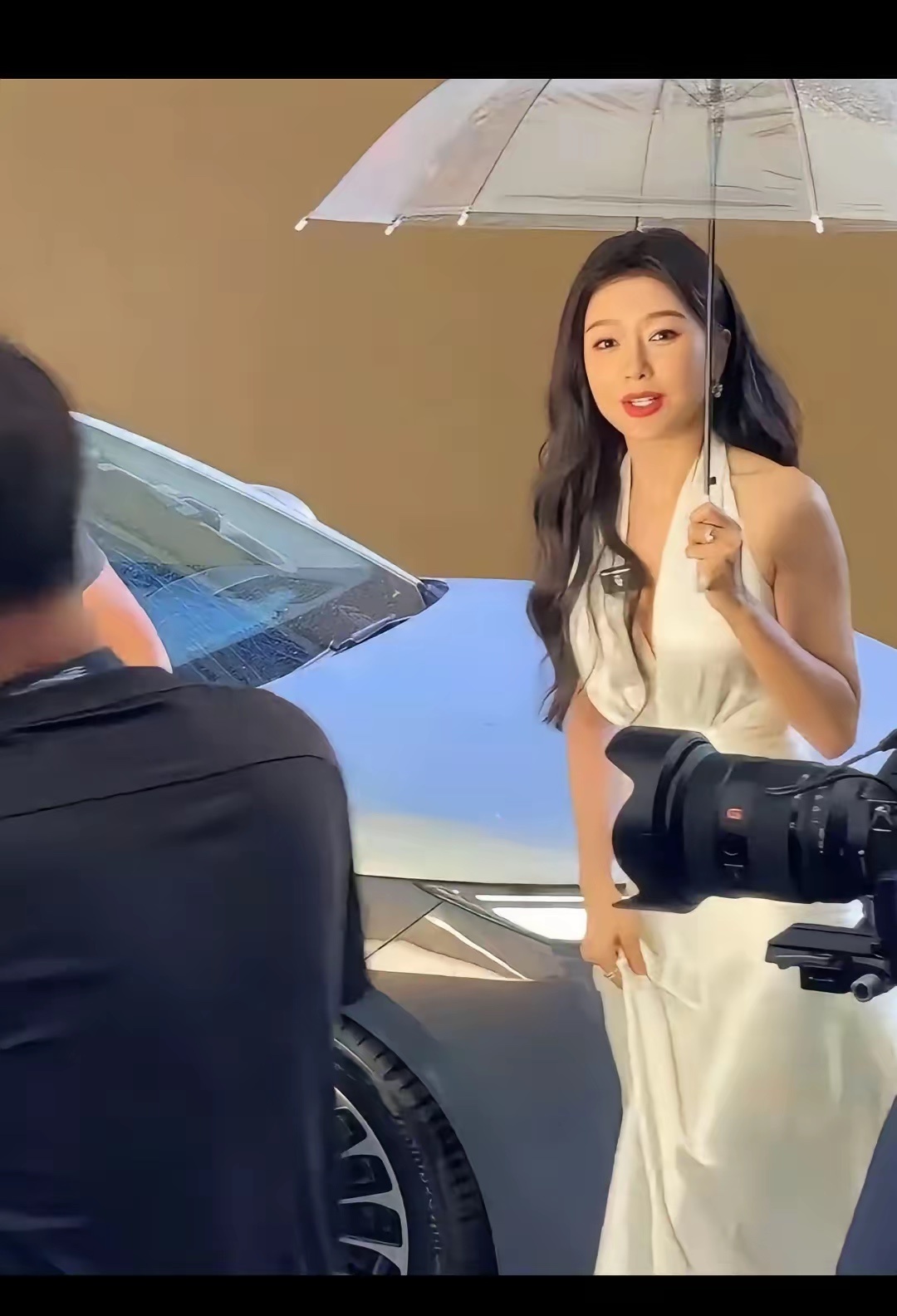怪不得比亚迪找她当代言人呢，长的确实漂亮！说实话不说她年龄谁能看出她是四十大几奔