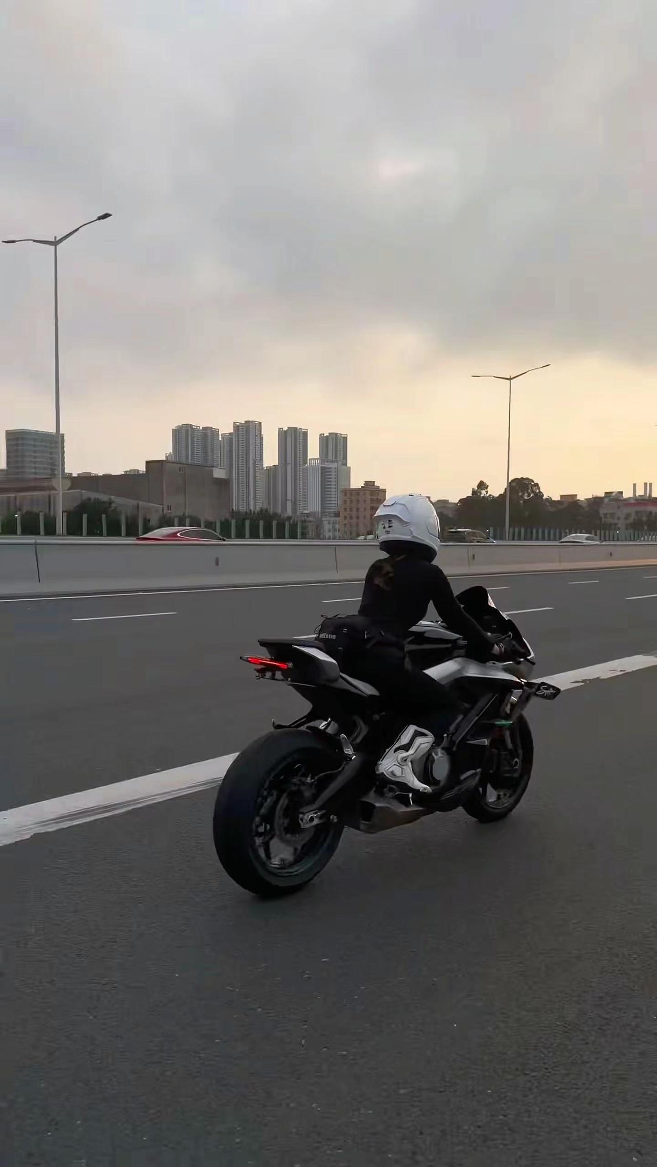 在意也累 无所谓的样子也很累 还不如一开始就不要出现在彼此的生活里机车