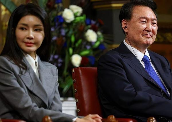金建希一审获刑七年震动韩政坛，李在明民调罕见大幅崩塌
 
韩国政坛再掀巨震，前第