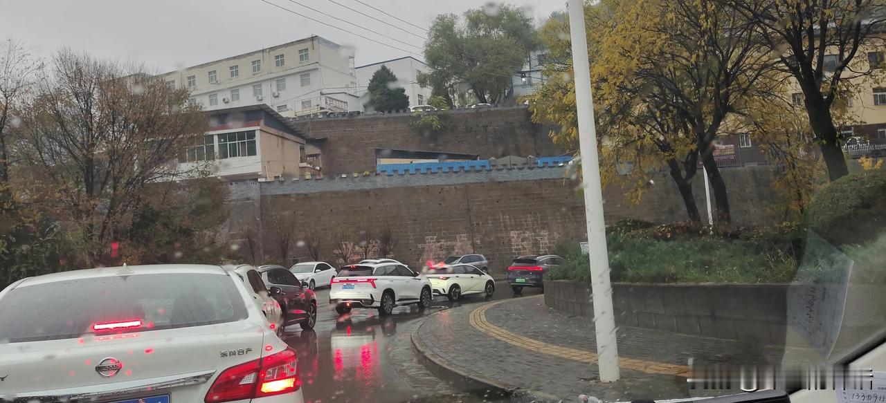 起大早，赶晚集
#早上早早的来# 
堵车，堵车，早也堵，晚也堵，不知何时才不堵。