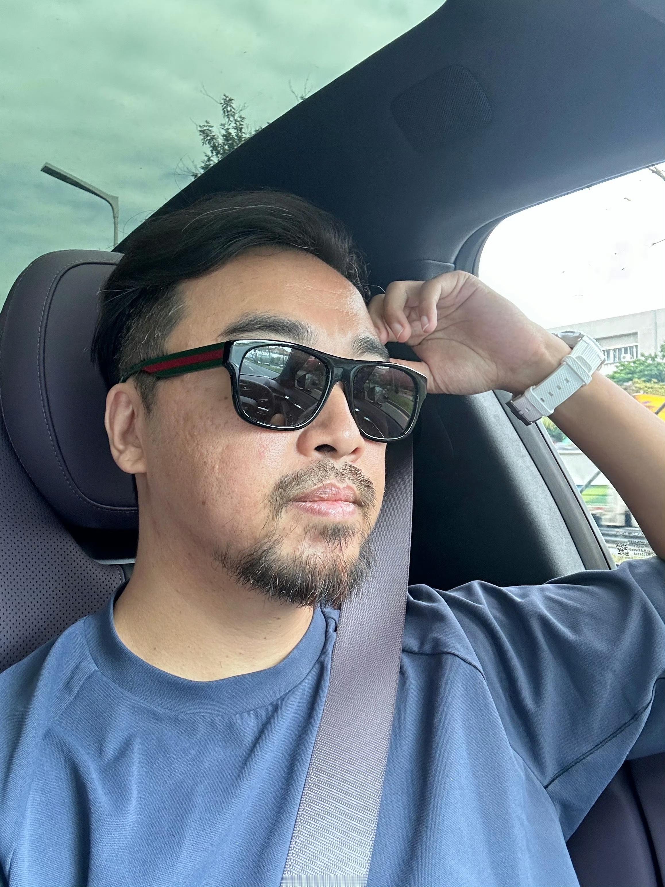 峰哥开小鹏P7亡命天涯？短发峰哥变帅了从
