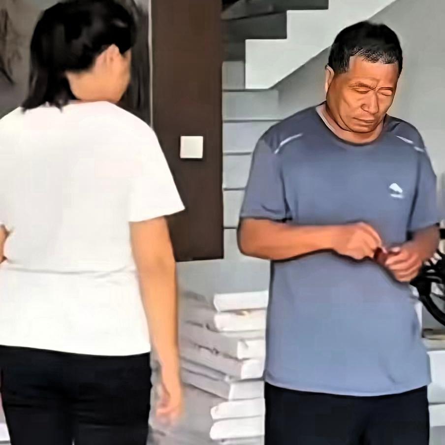 老父亲去女儿家，抽烟被骂“去厕所抽”，第二天就走了，再没来过。后来打电话也不回，