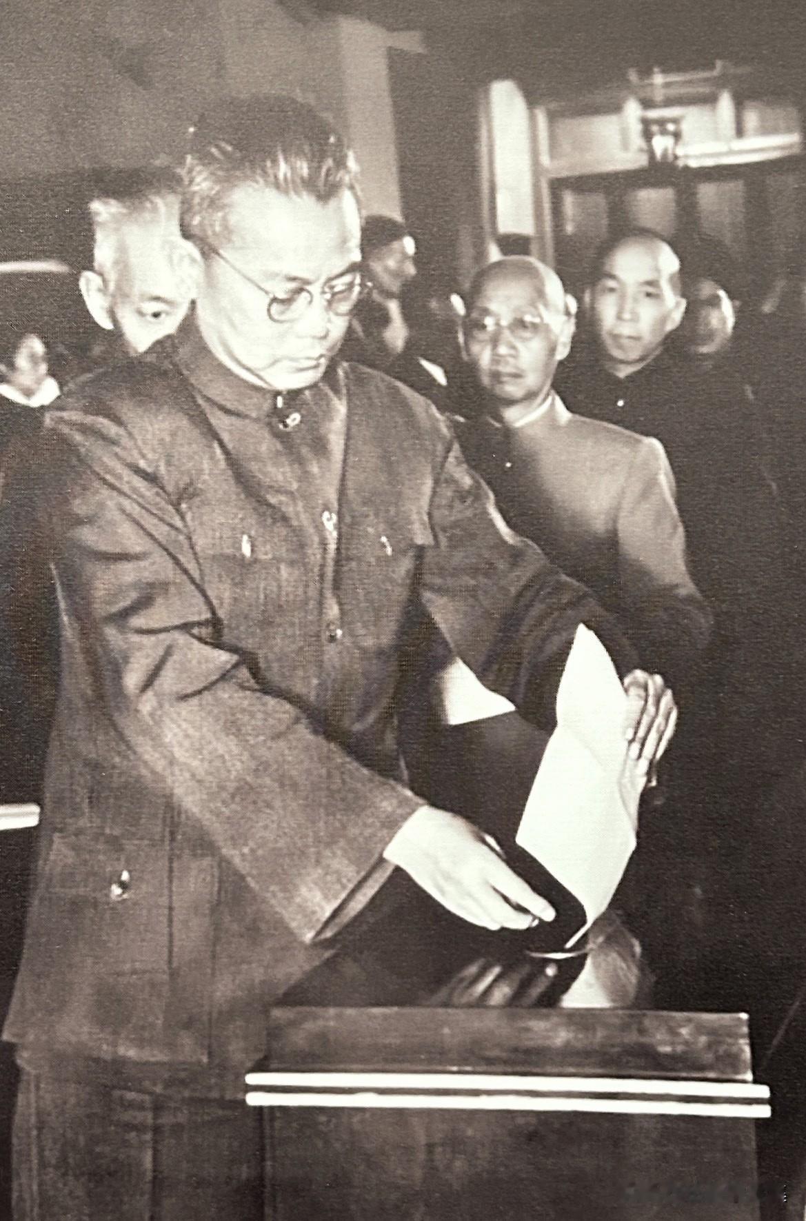 1954年9月，一届全国人大一次会议上，李先念当选为政务院副总理，兼任财政部部长