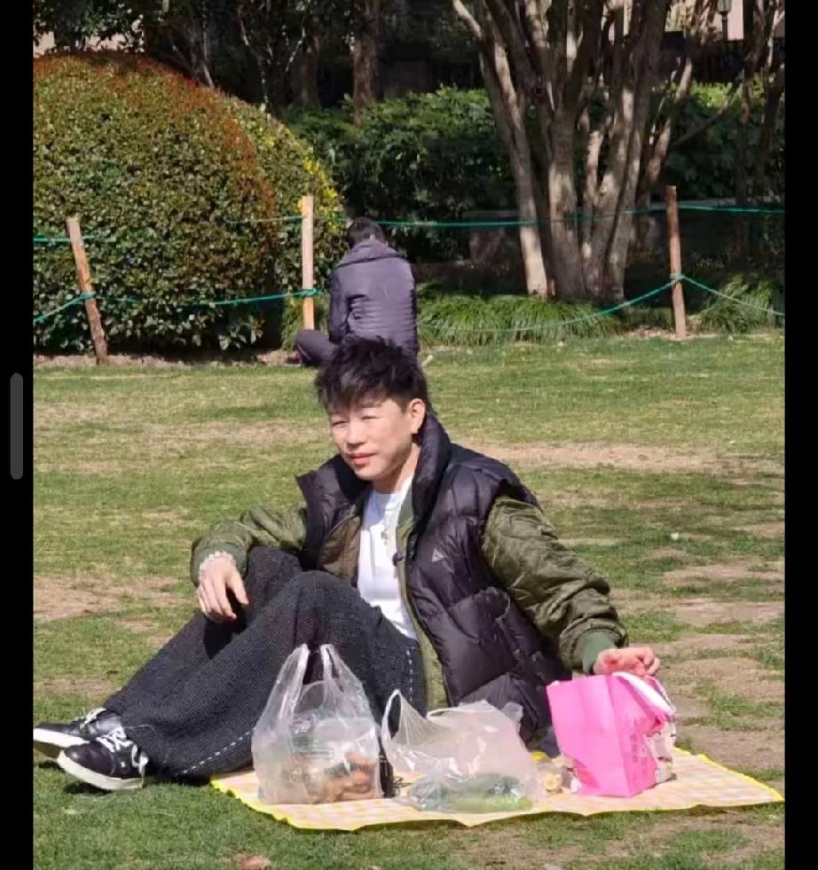 胡彦斌在上海一公园独自野餐，没想到被多个人抓拍下来，放到了网上。

这也许这就是