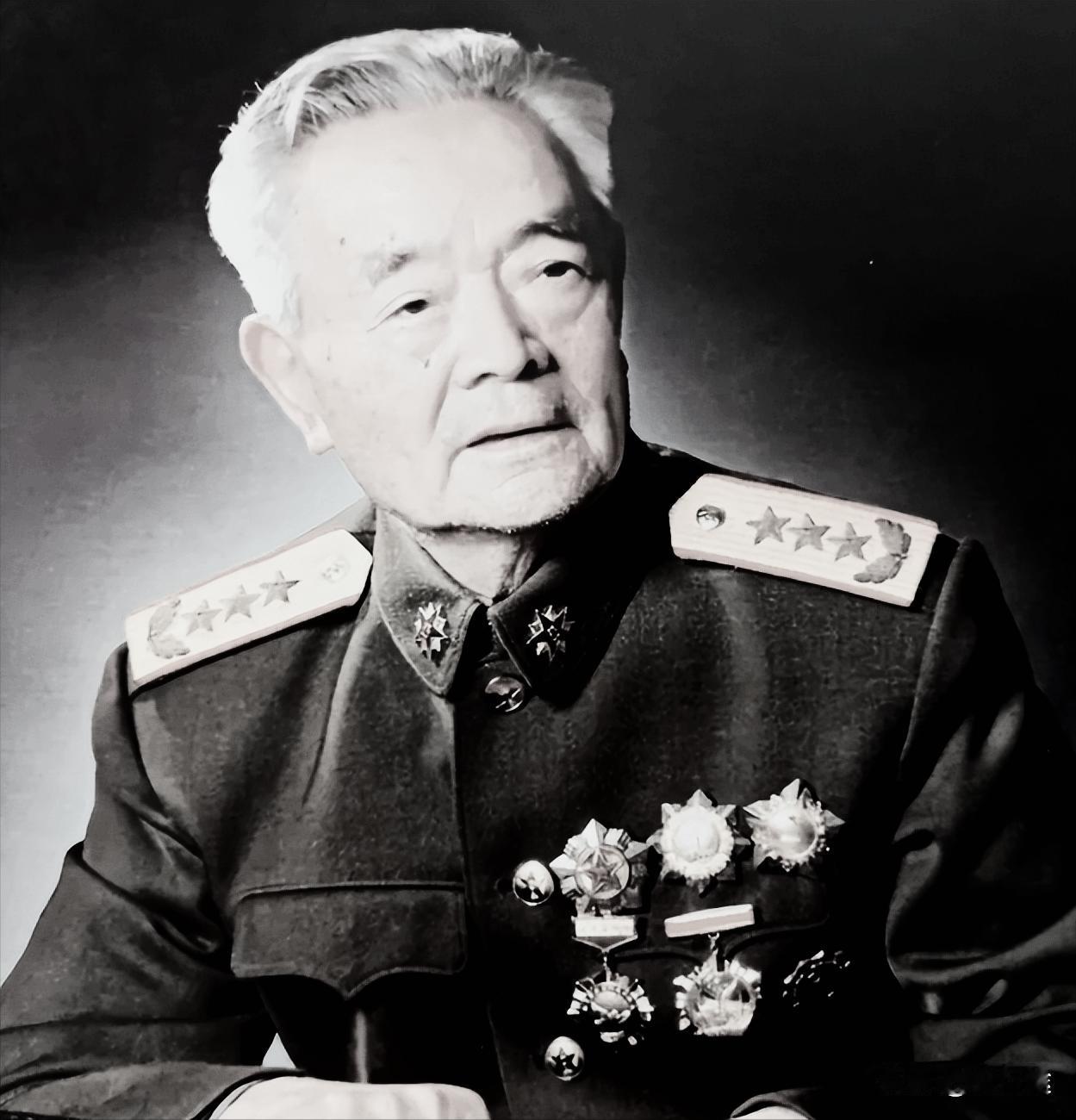 有读者评价粟裕：粟裕最大的本事，就是在默默服从中炸裂出流星般的光芒。
 我们拿万