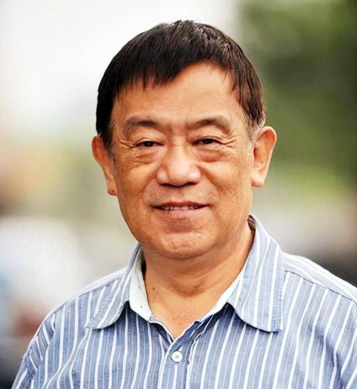 高明这辈子演过不少角色，但最让人没想到的是，他84岁这年，生活里最重的戏份，是学