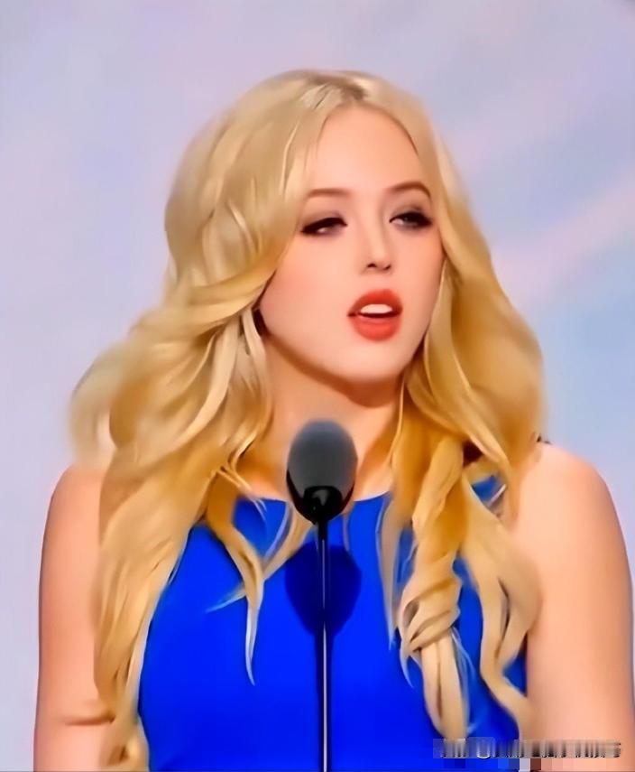 同样是特朗普的女儿，伊万卡已经被边缘化，蒂芙尼却成“新宠”，拉票现场出尽风头。
