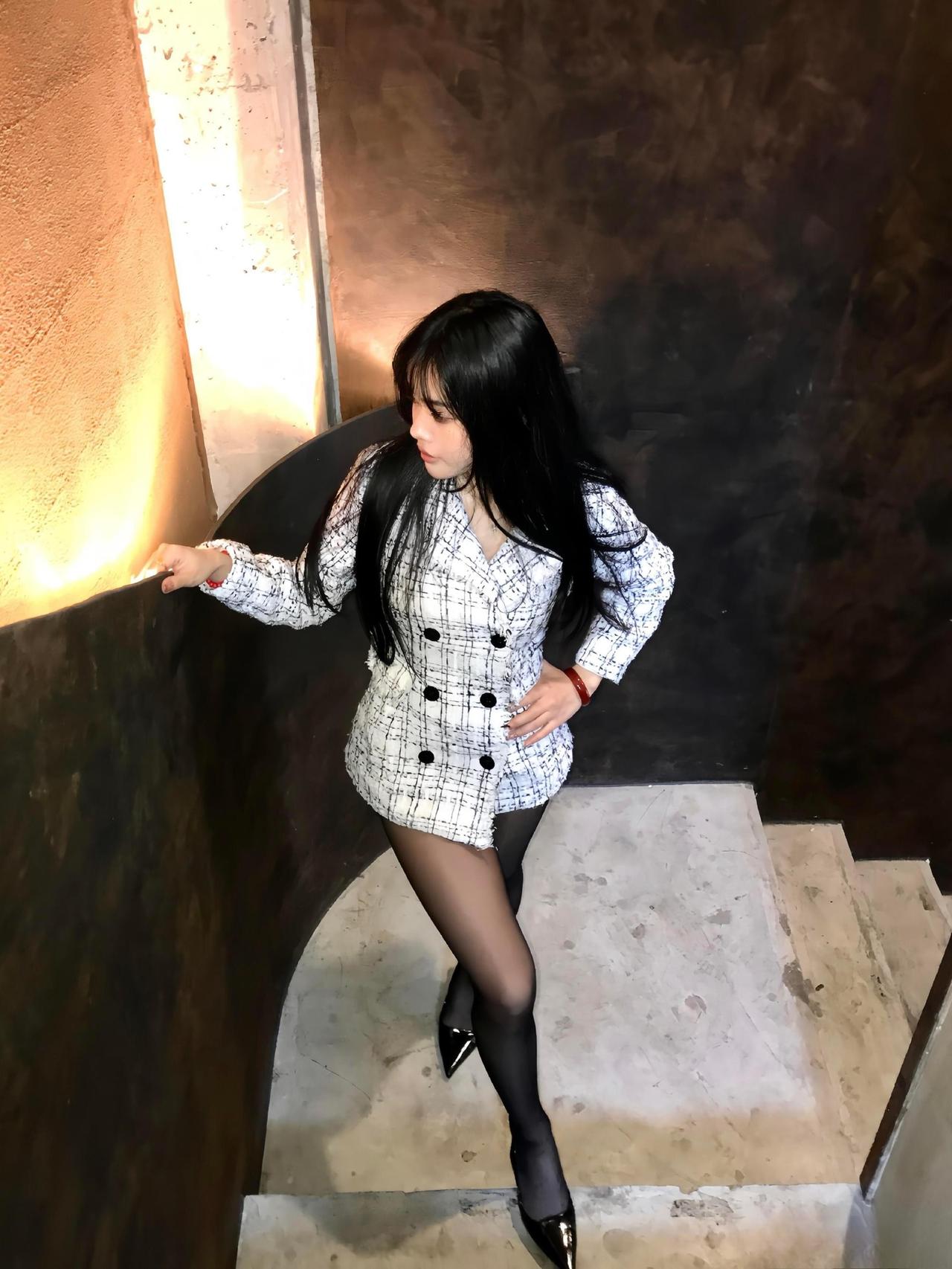 这套是复古优雅小香风，核心是黑白粗花呢西装裙：经典小香纹理自带复古贵气，双排扣设