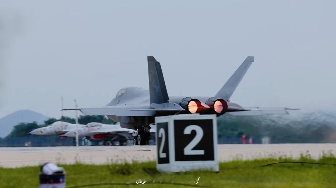 571号歼-15T验证机[馋嘴]阅兵歼35训练画面190视角 ​​​