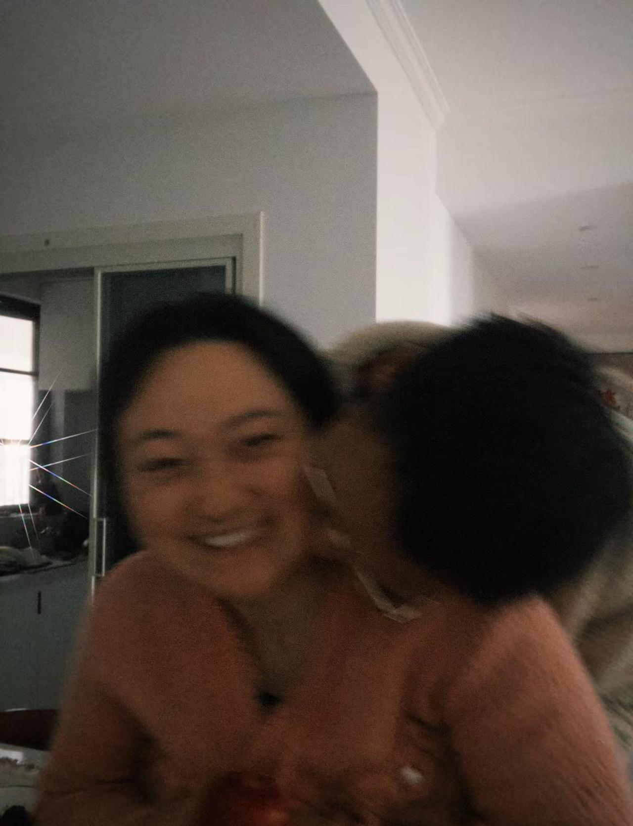 时间磨平了所有棱角，只剩下平静。记录也是表达爱意的方式 有爱瞬间记录下来 人生照