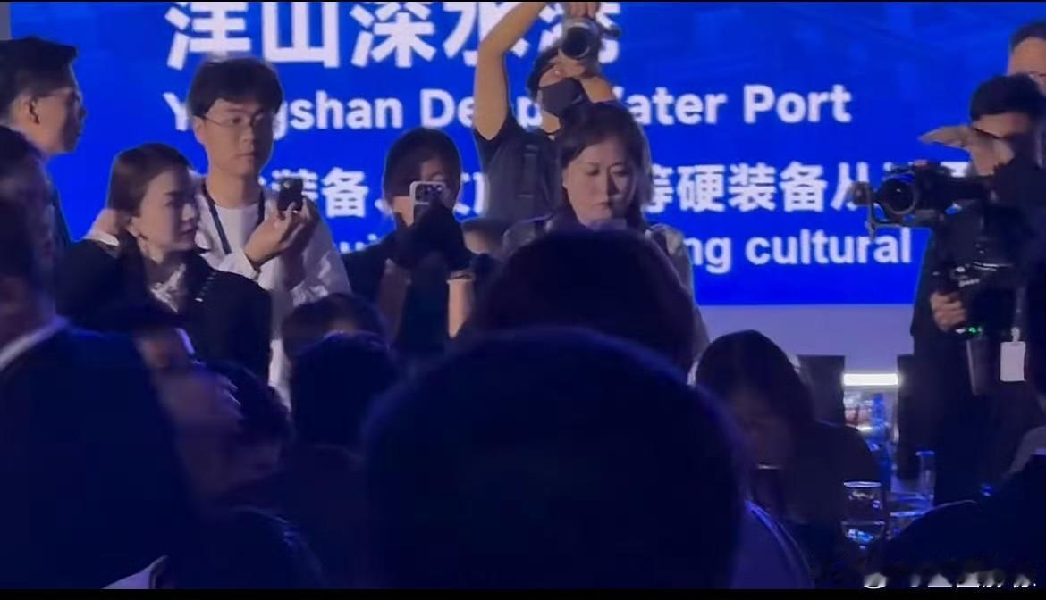 肖战在哪都是全场的焦点啊，白玉兰晚宴根本看不见肖战，只看见肖战的桌子闪光灯不断，