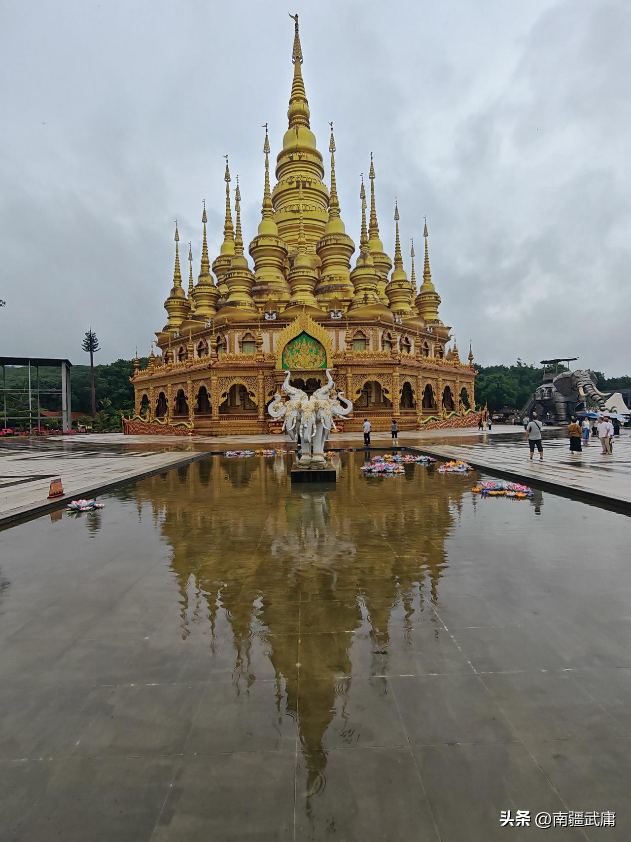 虽然第二天下起雨了
但是版纳的天空时雨时停的
就下了一小小会