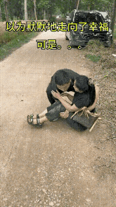 两口子在路边因小事发生分歧，老婆推了一老公，老公反过来用力推了一下老婆，她差一点