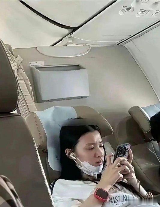 王楚然高度近视但绝不眯眼家人们，今天咱们来聊聊娱乐圈里的宝藏女孩王楚然。不知道大