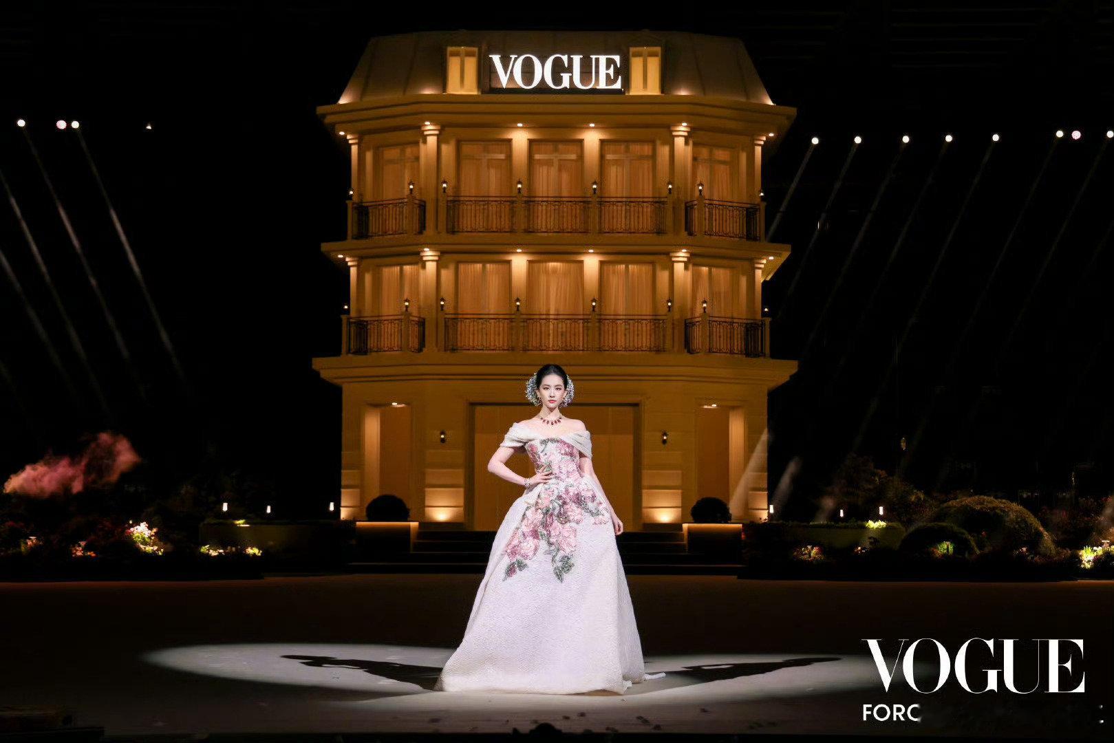 VOGUE红毯官摄图  昨夜时尚圈高光时刻！群星闪耀红毯，每一位亮相的嘉宾都自带