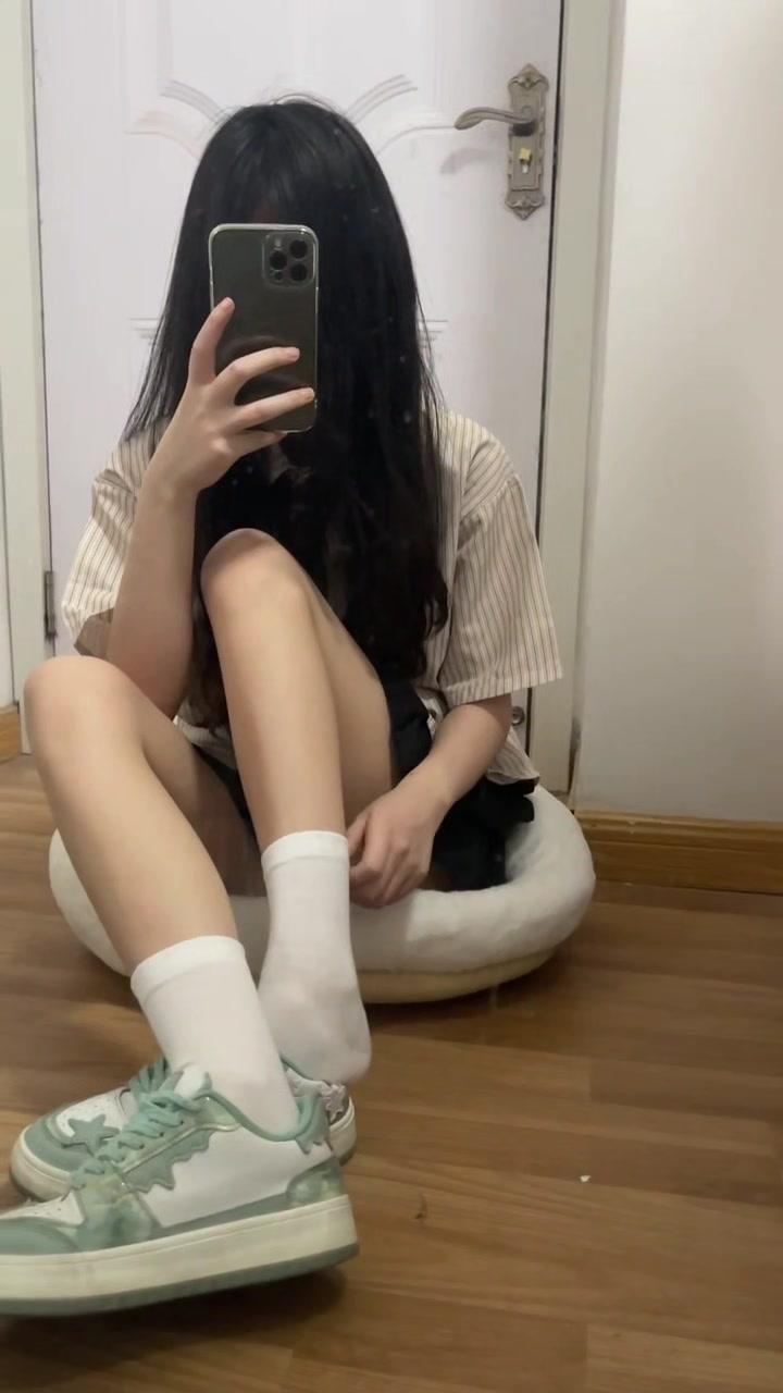 白袜配运动鞋yyds！小白鞋配白袜真的是永不过时的组合，清爽干净又显脚小。选对袜