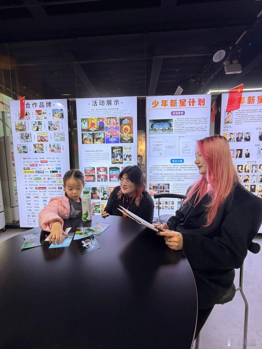 奶油上次拍Gucci那组照片收到几个儿童演艺公司邀约了今天陪她来试镜真是一点不怯